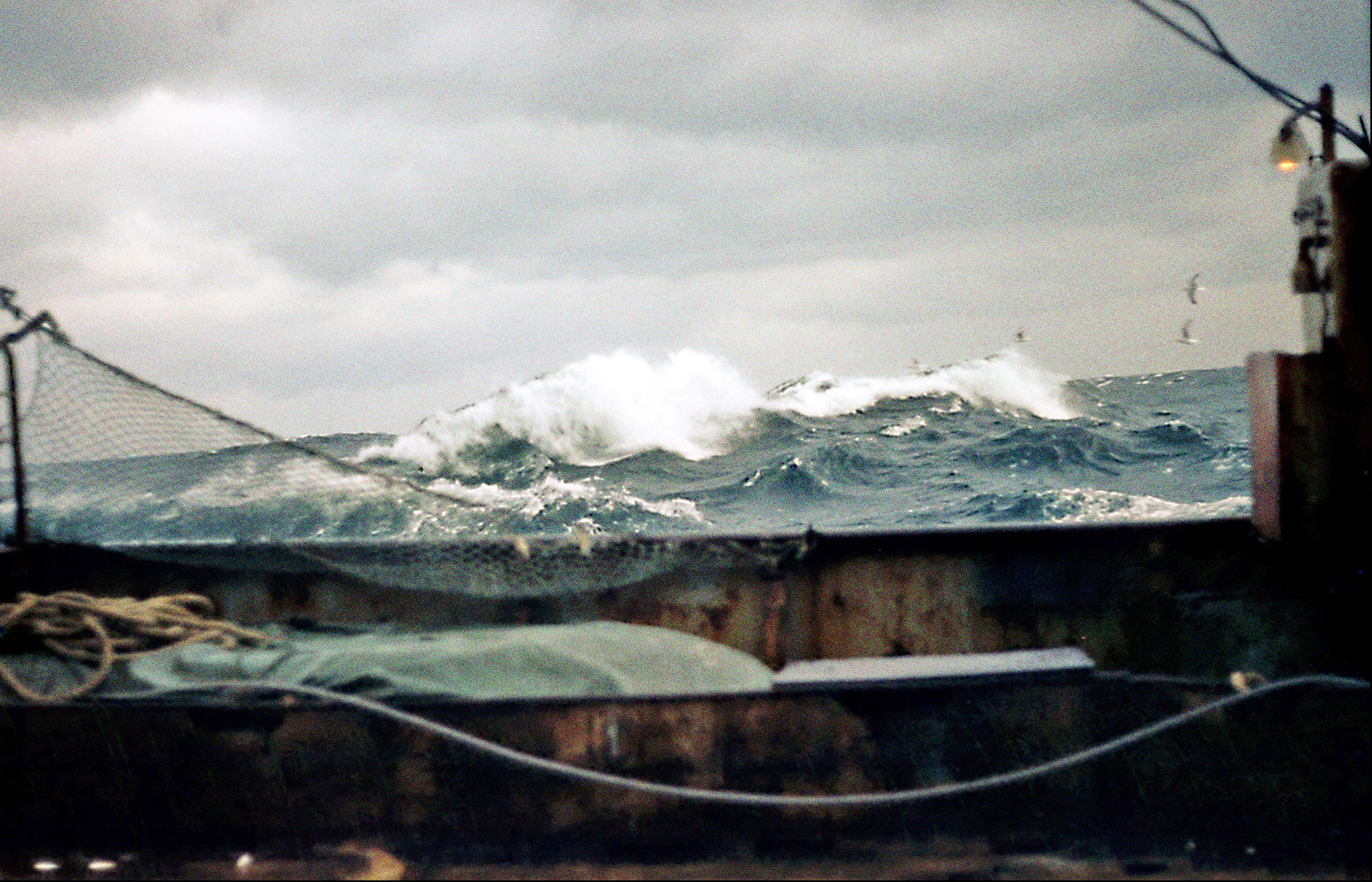 Die Stubnitz auf See. Vom Deck aus sind die hohen Wellen im Hintergrund fotografiert.