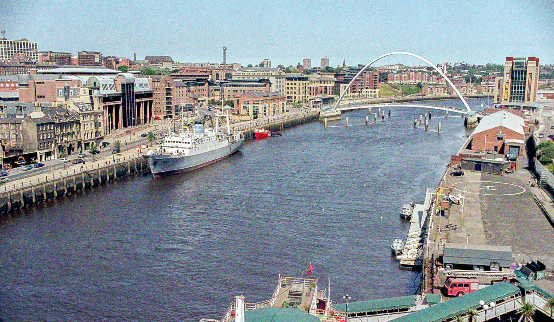 Die Stubnitz in Newcastle 2005. Im Hintergrund die Stadt und die Millenium-Bridge.
