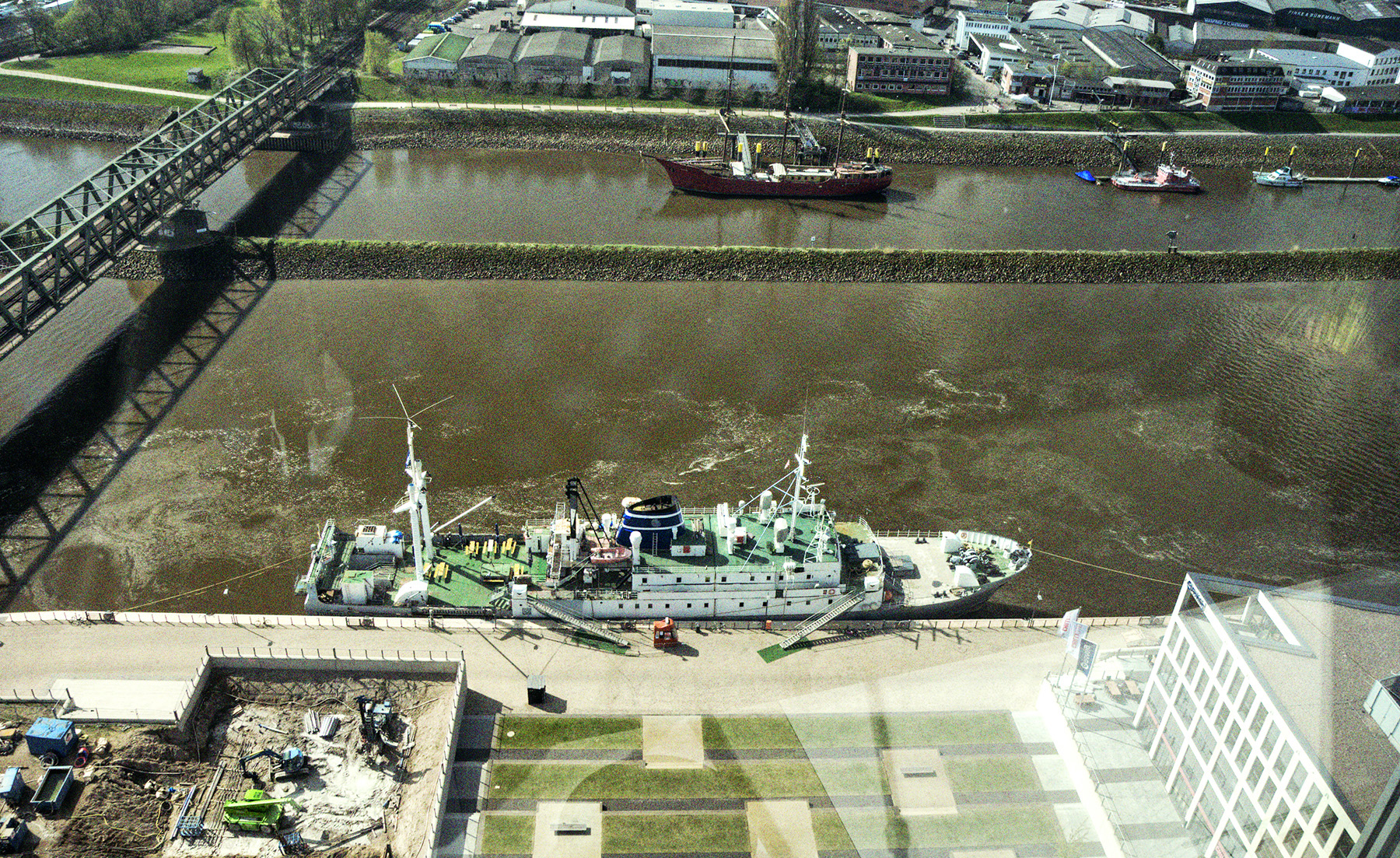 Die Stubnitz in Bremen 2012. Foto aus dem Weser-Tower von oben. Auf der anderen Uferseite Industriegelände. Links eine Brücke.