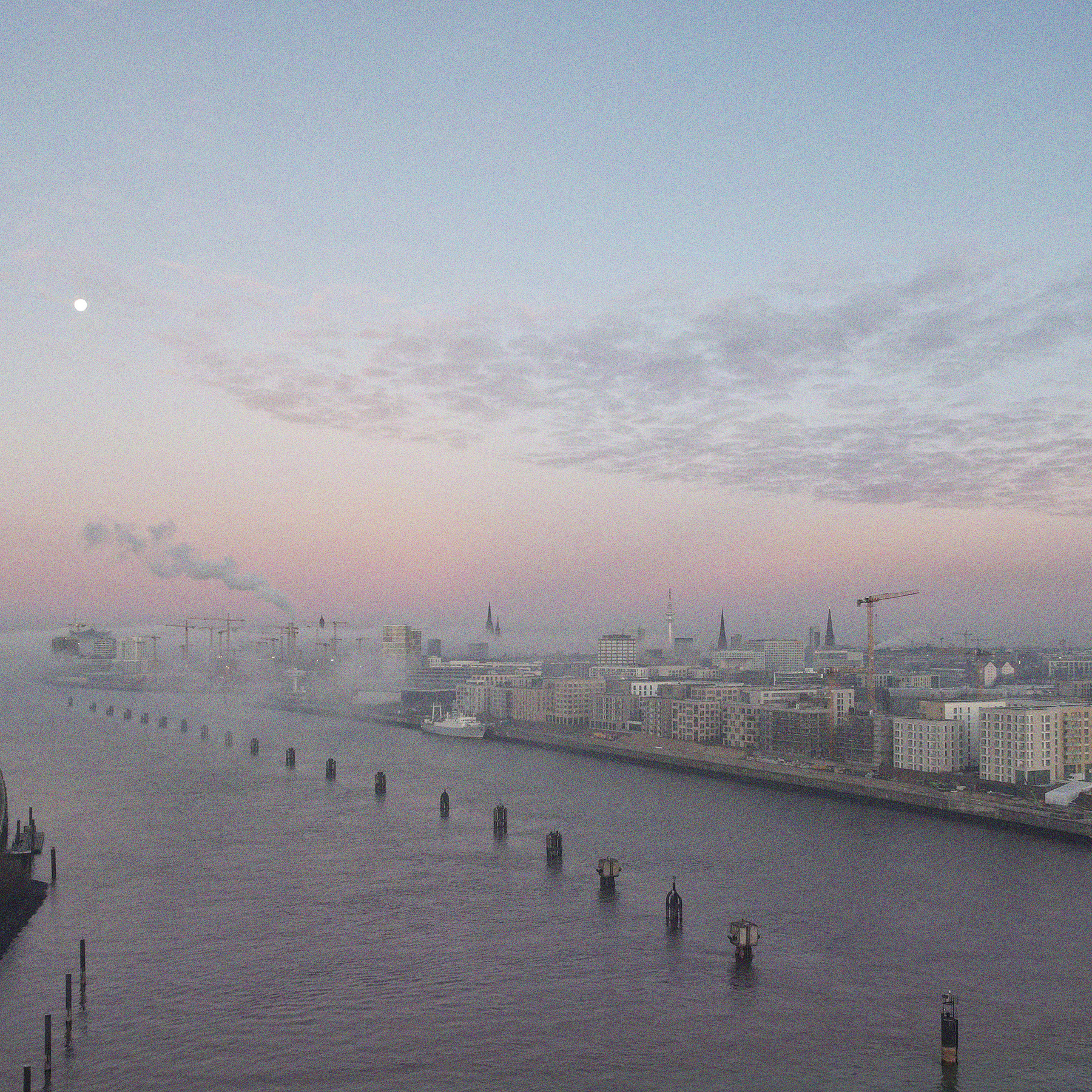 Die Stubnitz im Hamburger Baakenhafen 2022. Foto aus der Luft und Ferne. HafenCity und Innenstadt im Hintergrund. Leichter Nebel. Rosa Himmel.