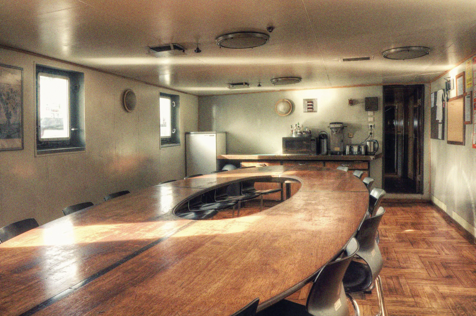 Die Messe in der Stubnitz. Ein Raum mit einem großen ovalen Tisch, der Platz für bis zu 18 Menschen bietet. Hier finden die Crew-Meetings statt und wird gegessen.