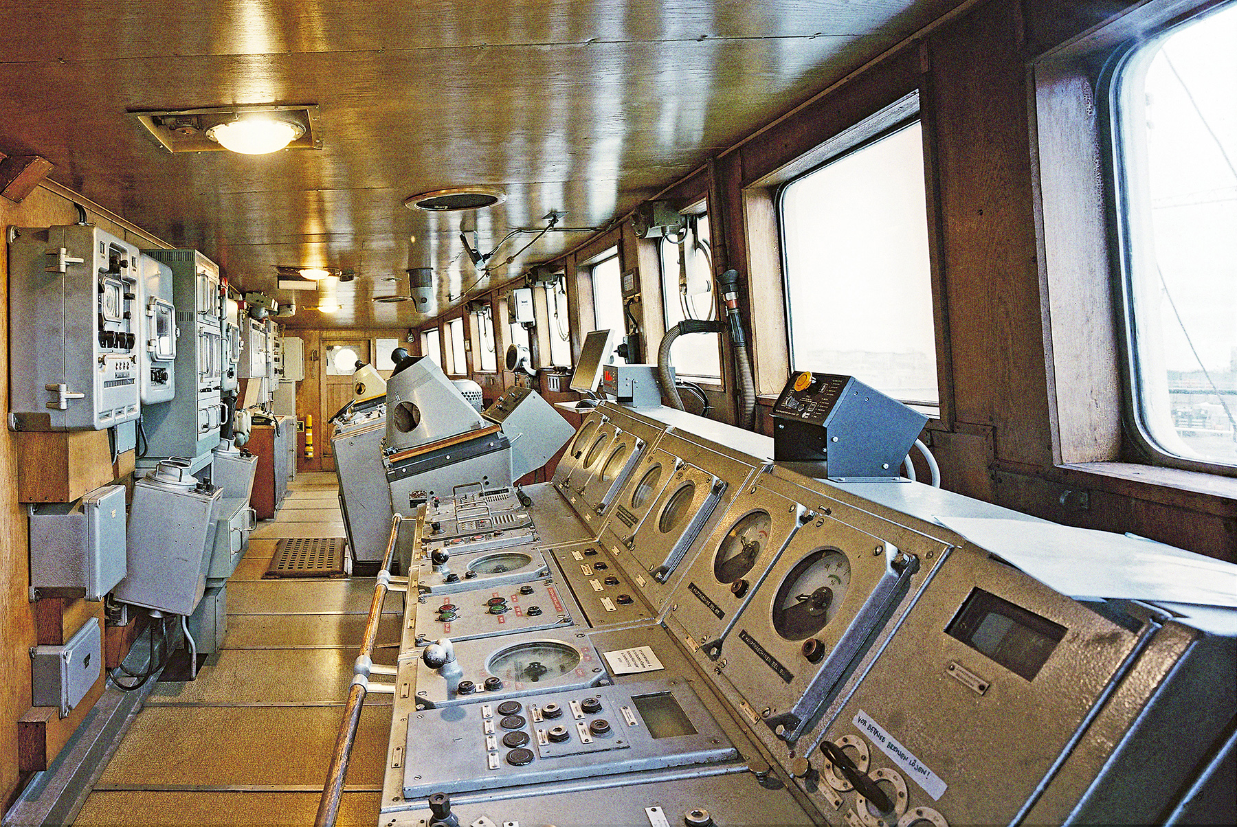 Die Brücke der Stubnitz von der Seite fotografiert. Der Steuerraum des Schiffes mit vielen technischen Geräten und Fenstern auf der rechten Seite des Fotos.