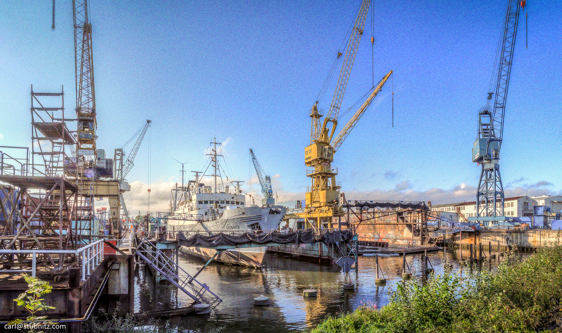 Die Stubnitz im Dock der Norderwerft in Hamburg 2014 aus der Ferne. Drum herum Baugerüste und Kräne.