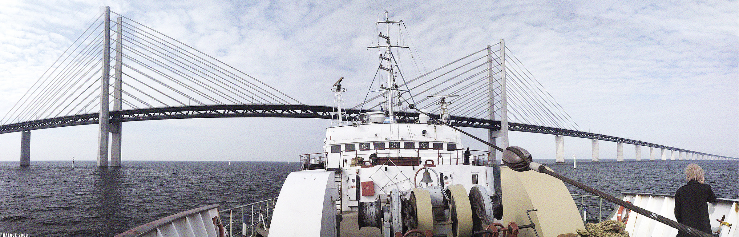 Die Stubnitz fährt. Hinter ihr die Öresundbrücke, die Schweden und Dänemarkt verbindet. Fotografiert vom Vordeck der Stubnitz 2009.