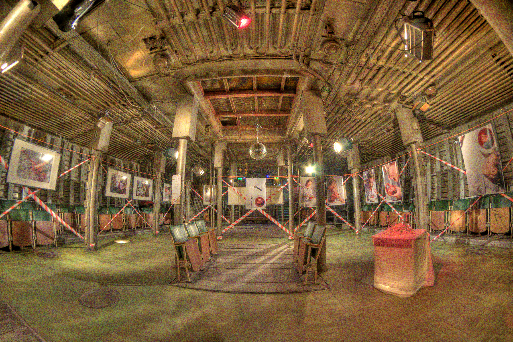 Eine Kunstausstellung in Laderaum 1 im Jahr 2011. Bilder hängen zwischen den Säulen.