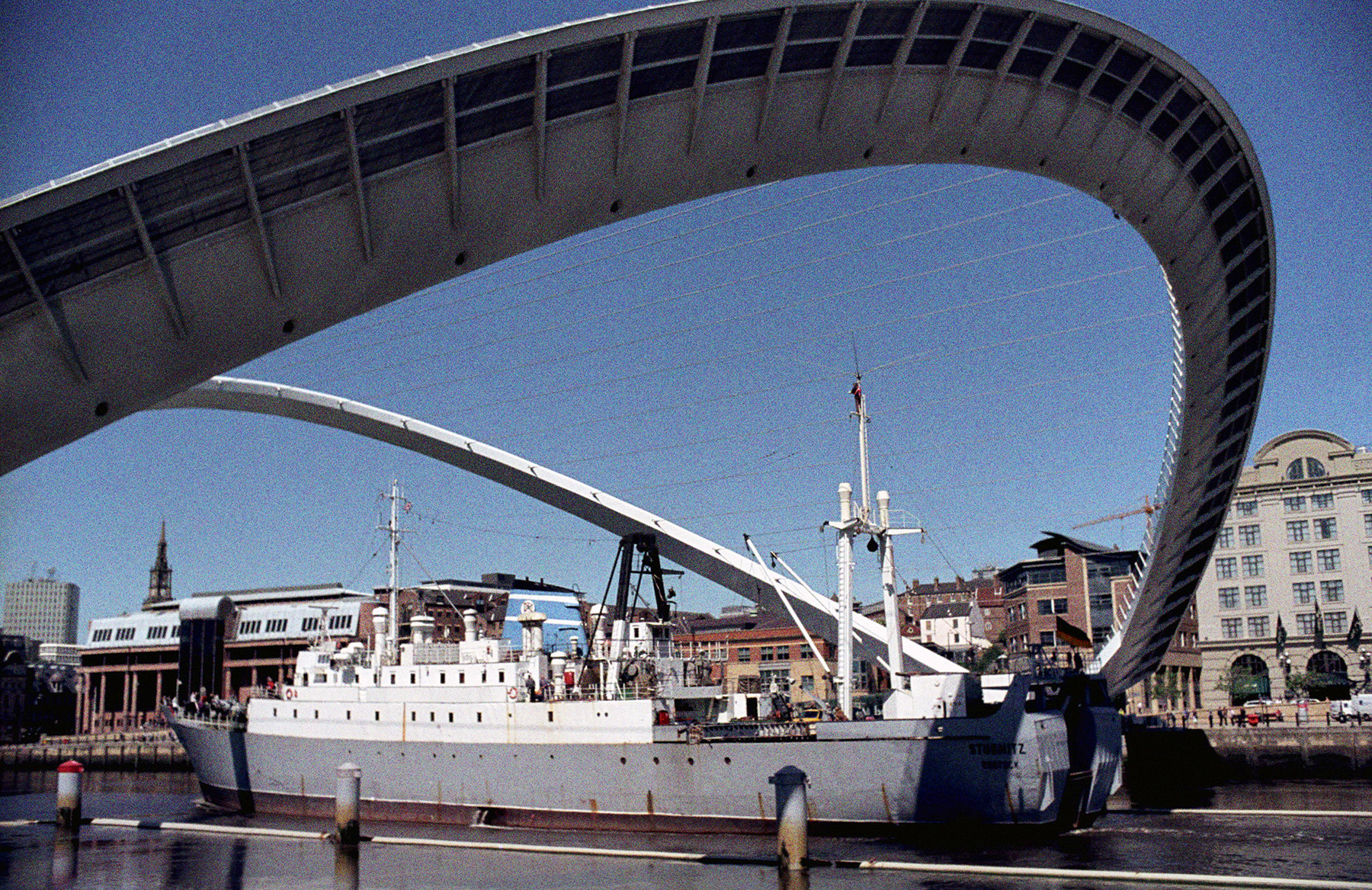 Ankunft in Newcastle 2005. Die Stubnitz unter der Millenium Bridge.