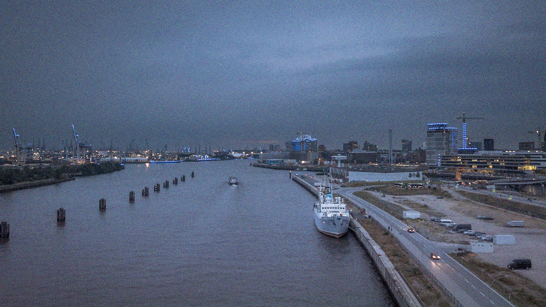 Die Stubnitz liegt an in der Hamburger Hafen City. Nebenan brachliegende Flächen. Im Hintergrund der Hafen und die Elbphilharmonie. 