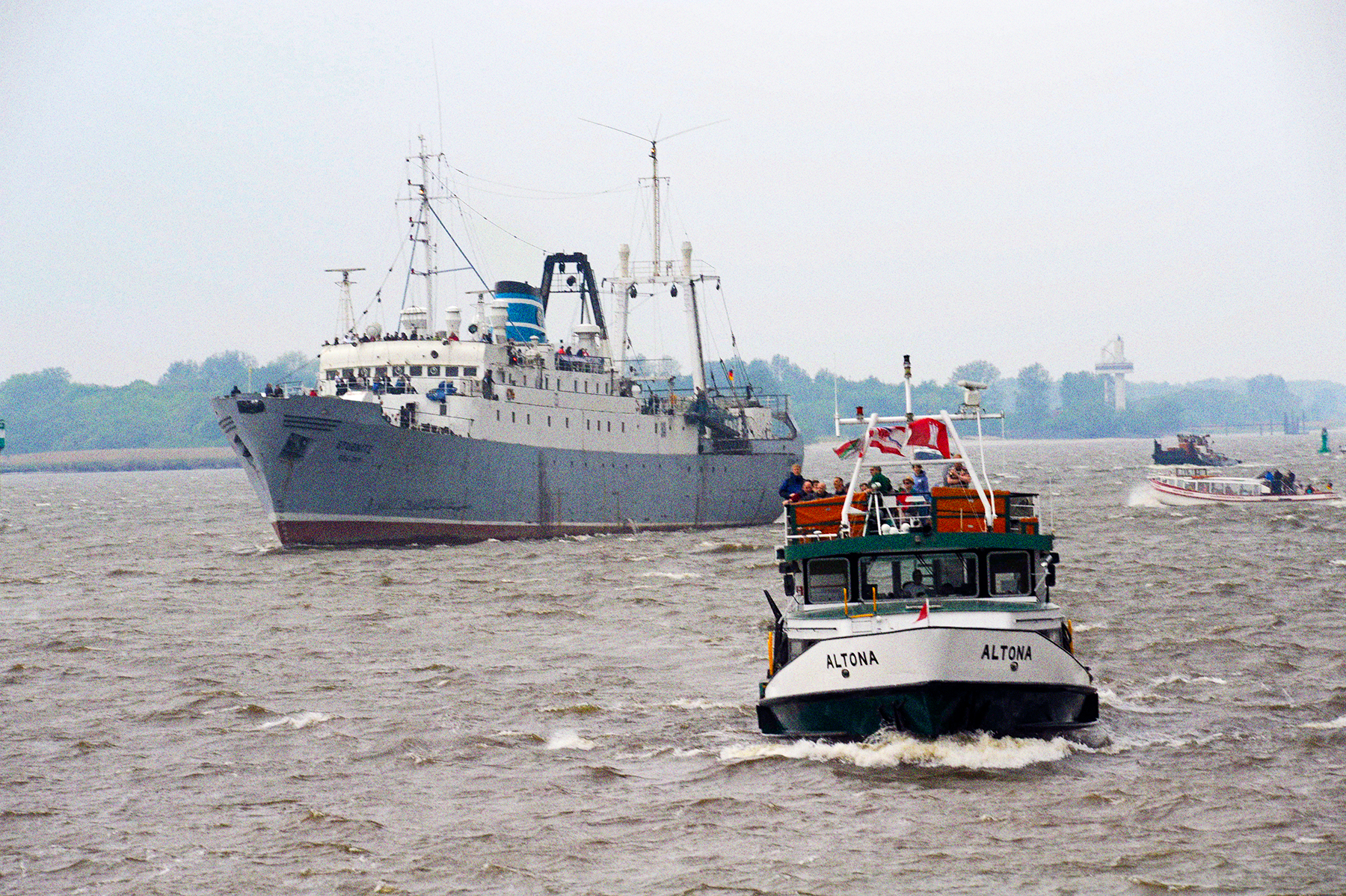 Die Ausfahrt der Stubnitz zum Hamburger Hafengeburtstag 2018. Im Vordergrund ein Boot mit der Aufschrift "Altona".