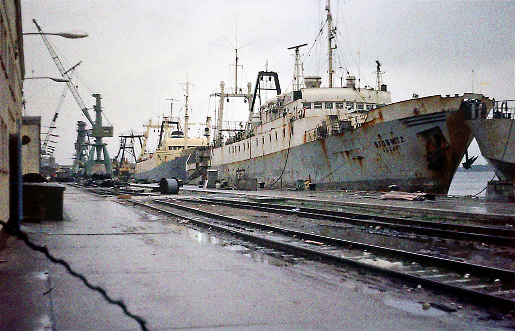 Die Stubnitz und andere Schiffe der DDR-Fischfang-Flotte an der Kaikante in Rostock, kurz vor ihrer geplanten Verschrottung.