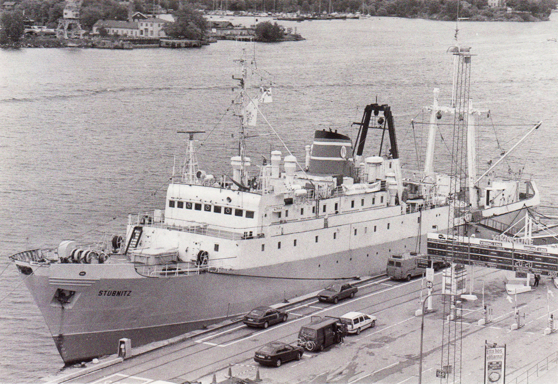 Die Stubnitz in Stockholm 1998. Vor dem Schiff an Land stehen Autos.