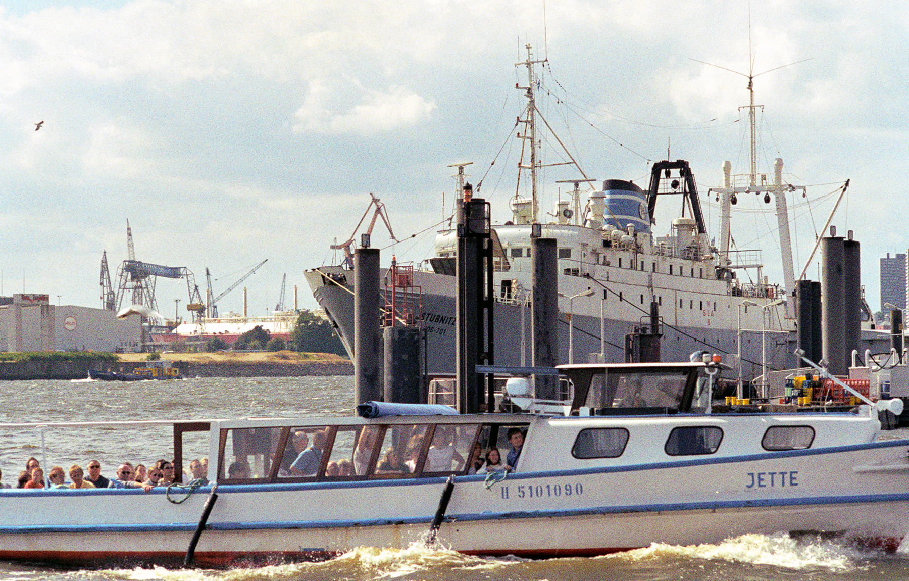 Die Stubnitz in Hamburg 2003. Im Hintergrund der Hamburger Hafen. Im Vordergrund eine Barkasse.
