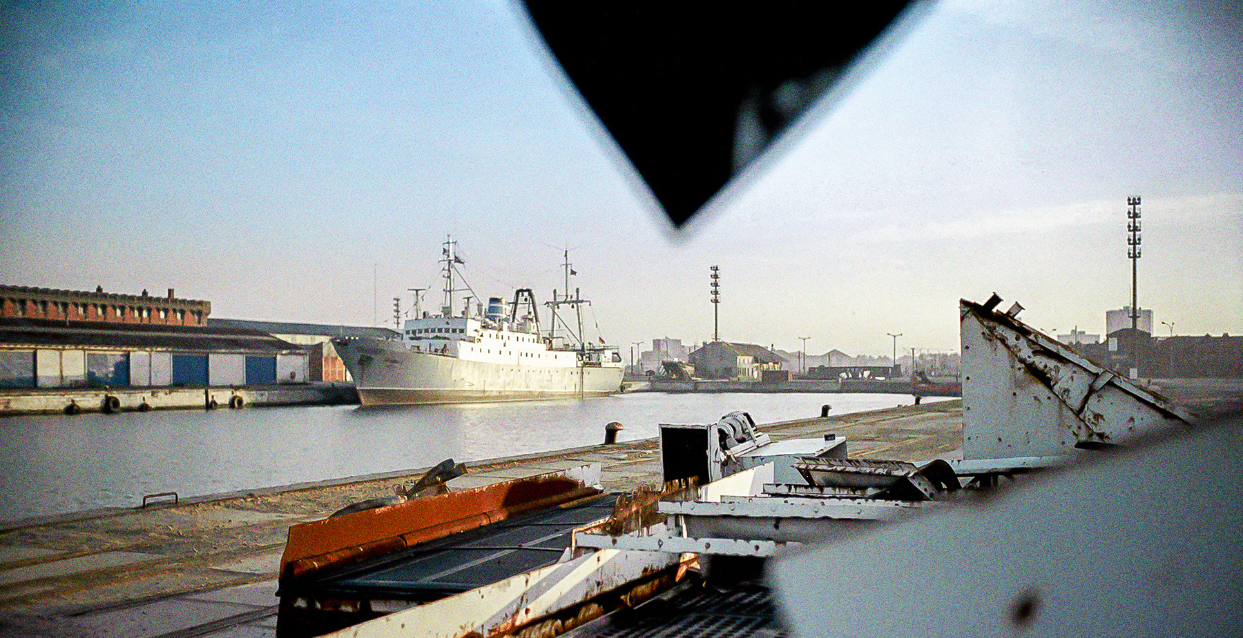 Die Stubnitz im Hafen von Dunkerque 2005. Im Vordergrund und Hintergrund Industrie- und Hafengelände.