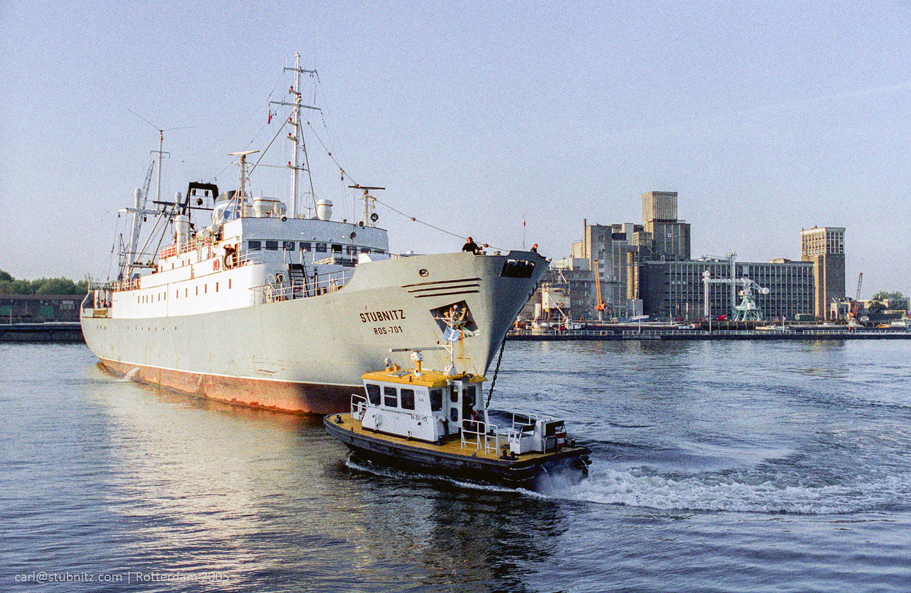 Die Stubnitz in Rotterdam 2005. Im Vordergrund ein Schlepper. Im Hintergrund die Stadt mit Hochhäusern