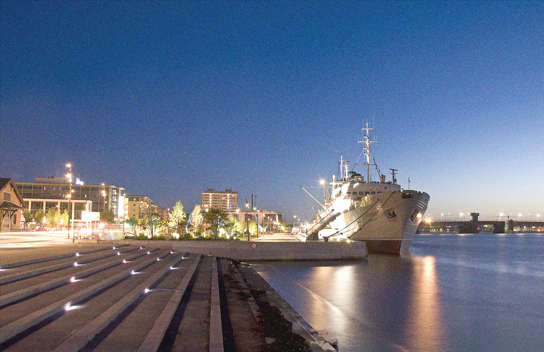 Die Stubnitz in Aalbrg 2009. Im Vordergrund Treppen. Links eine Uferpromenade und Gebäude. Rechts das Wasser.