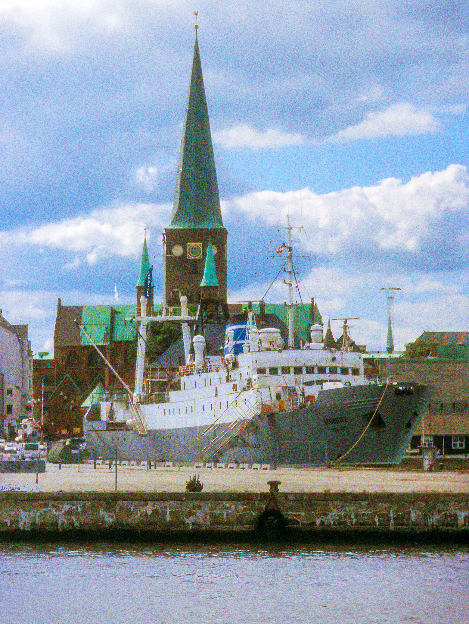 Die Stubnitz in Aarhus 2010. Im Hintergrund eine Kirche.