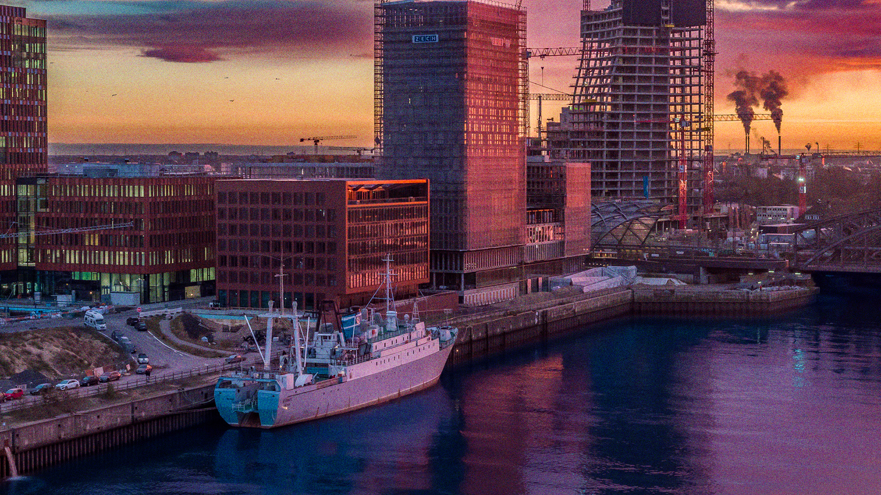 Die Stubnitz an ihrem aktuellen Liegeplatz an den Elbbrücken. Fotografiert bei Sonnenuntergang aus der Vogelperspektive. Rechts die Elbbrücken und der U- und S-Bahnhof Elbbrücken, im Hintergrund die HafenCity/Rothenburgsort.