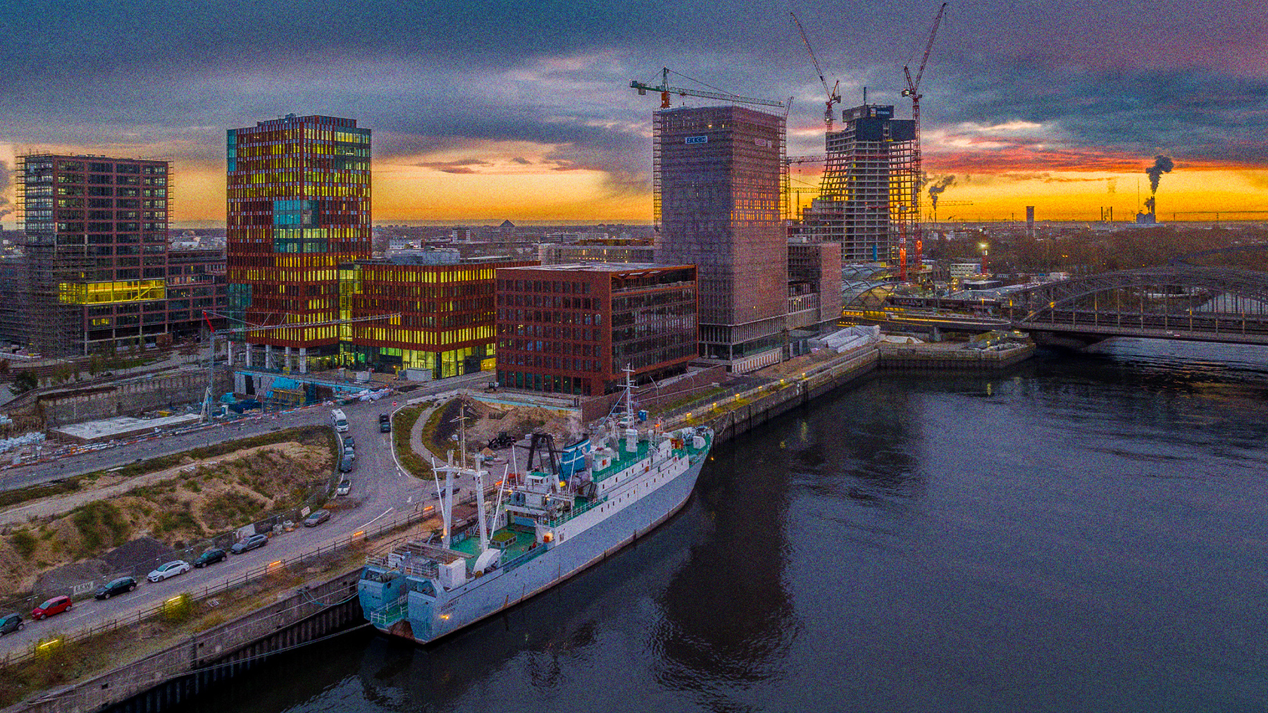 Die Stubnitz an ihrem aktuellen Liegeplatz an den Elbbrücken. Fotografiert bei Sonnenuntergang aus der Vogelperspektive. Rechts die Elbbrücken und der U- und S-Bahnhof Elbbrücken, im Hintergrund die Stadtteile HafenCity und Rothenburgsort.