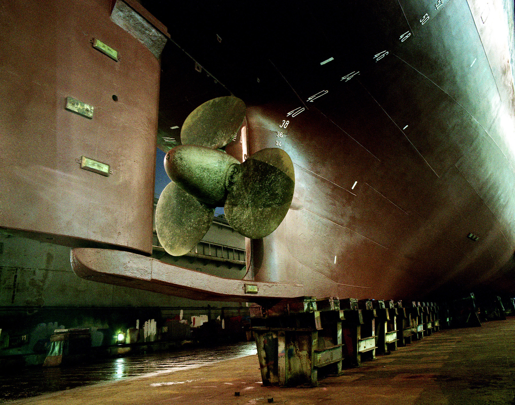 Die Stubnitz in der Werft. Der Propeller von hinten und unten fotografiert.
