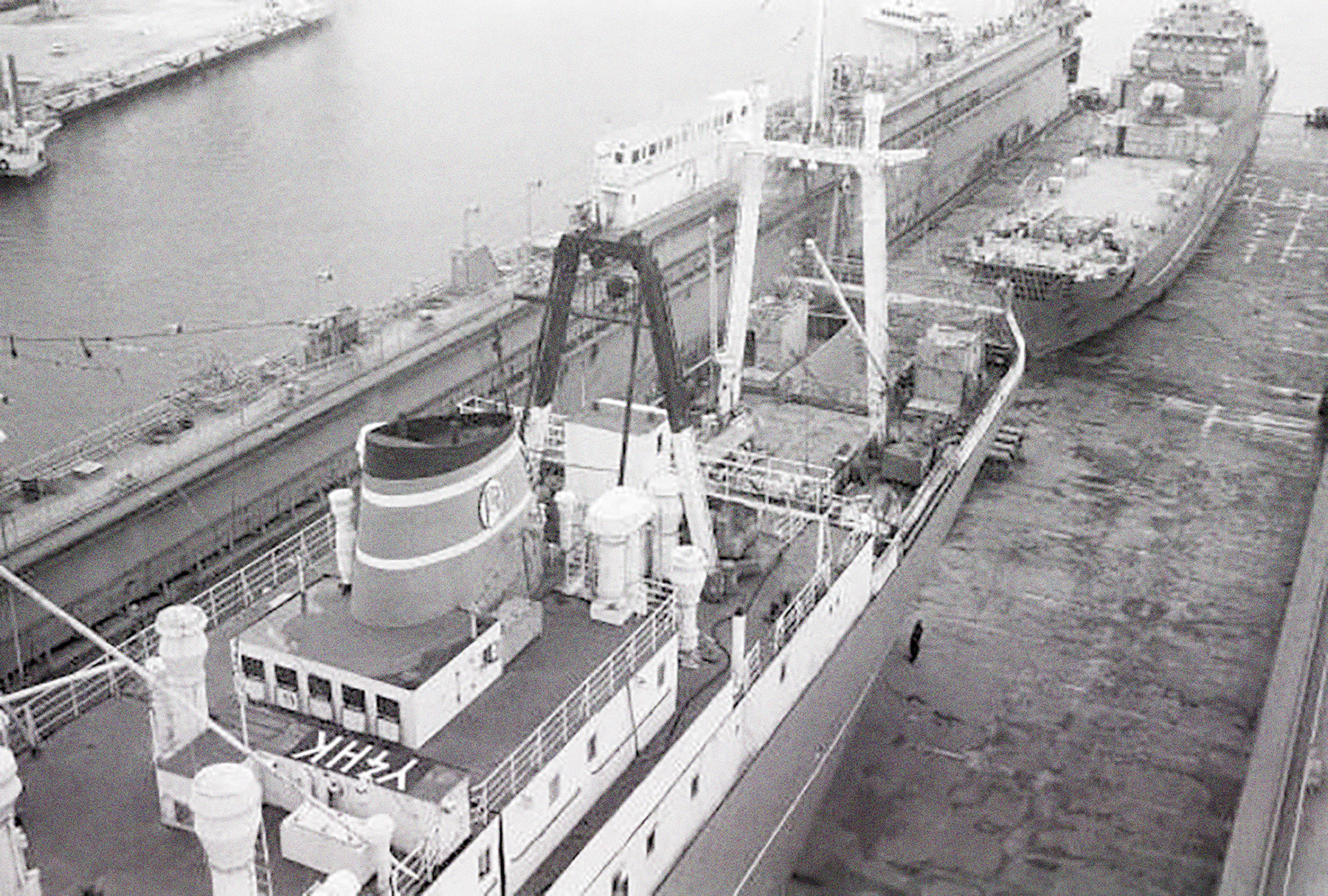 Die Stubnitz im Dock von oben fotografiert. Hinter der Stubnitz liegt noch ein anderes Schiff.