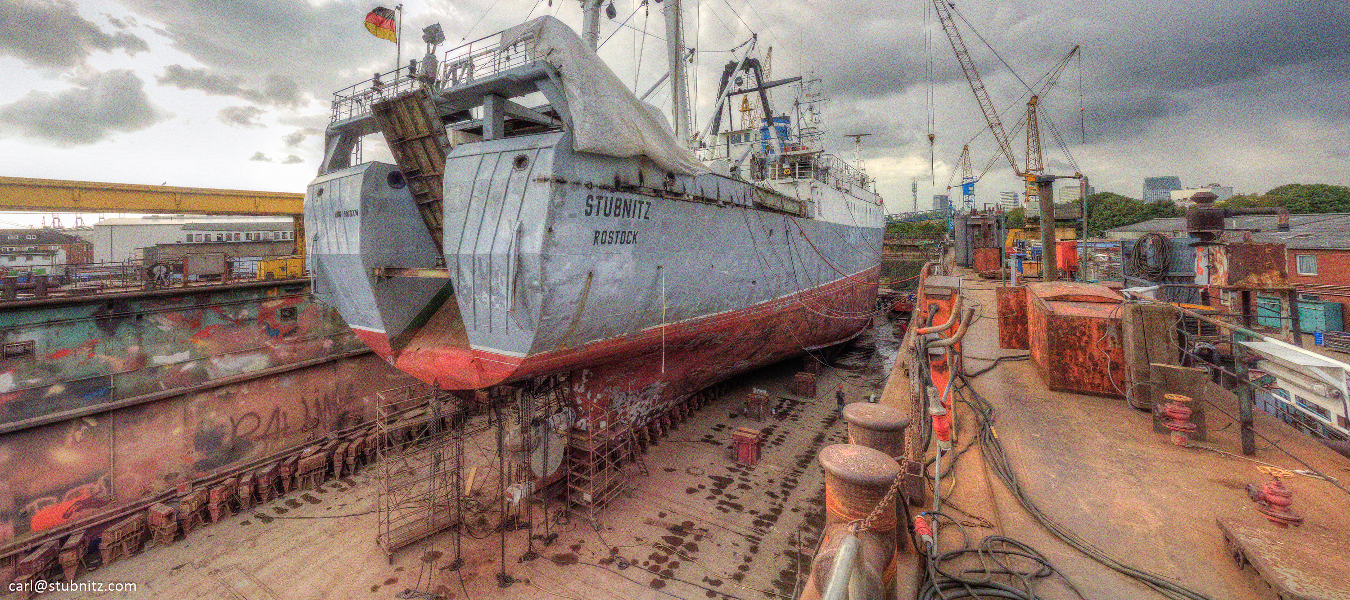 Die Stubnitz im Dock der Norderwerft in Hamburg 2014 von hinten. Drum herum Werftgelände und Kräne.