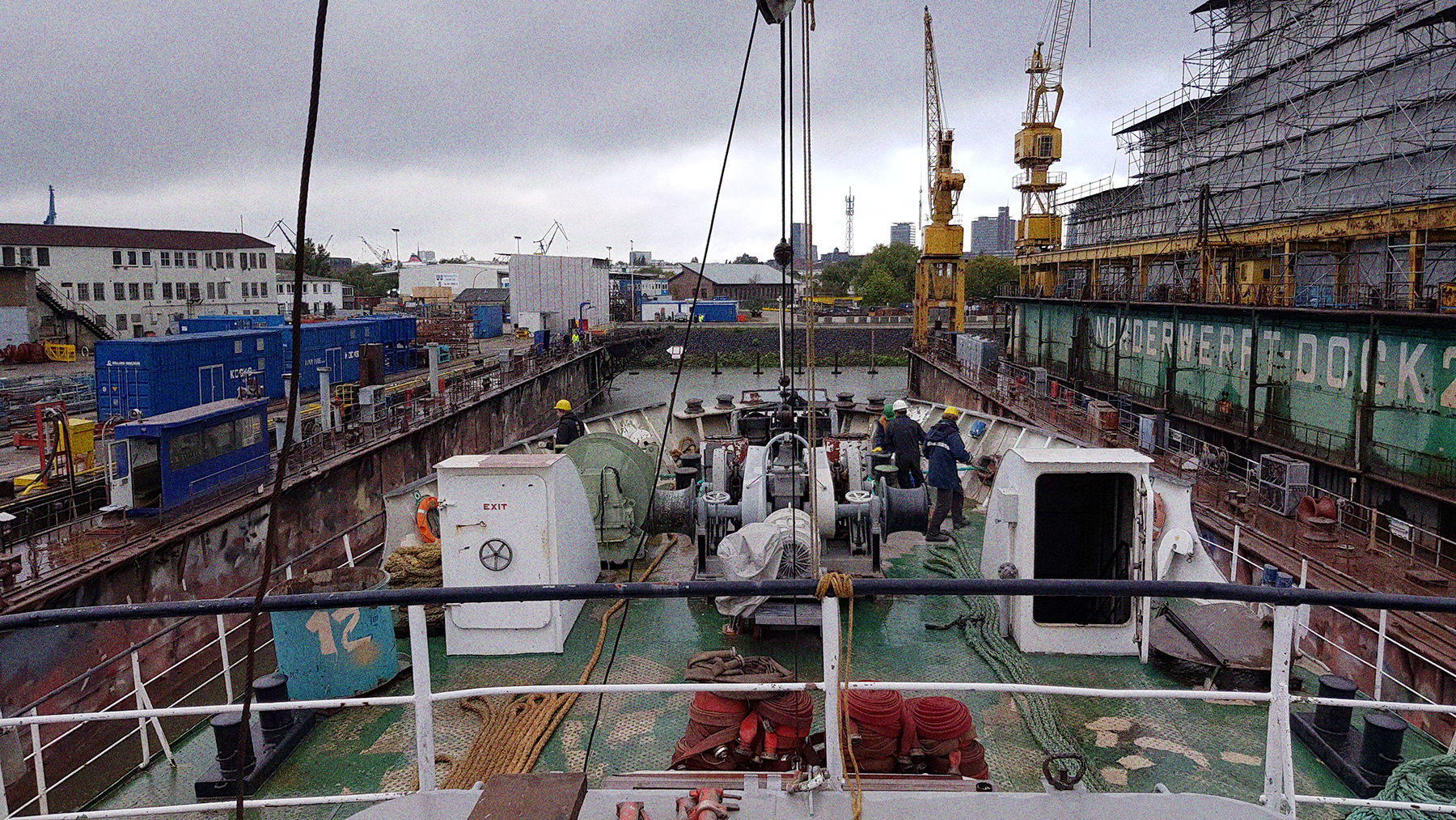 Die Stubnitz beim Eindocken in die Hamburger Norderwerft 2019. Vorderer Teil des Schiffes von der Brücke aus fotografiert. Drum herum Werftgelände.